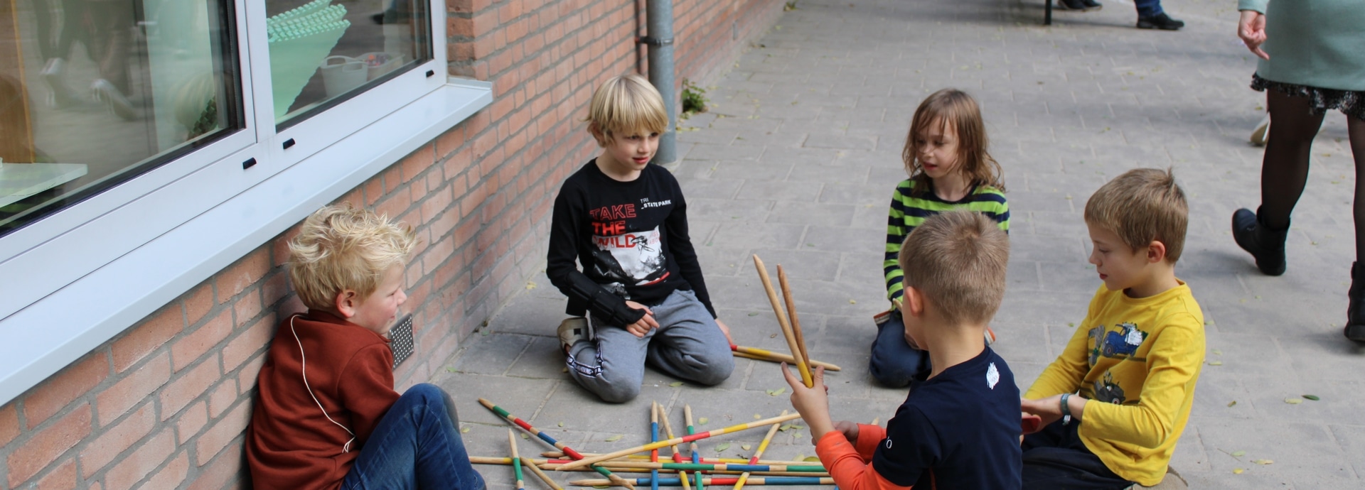 Kinderen spelen mikado